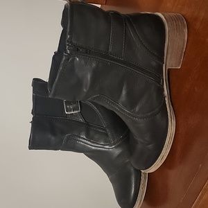 Bare traps Black boots